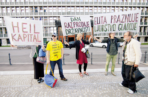 Protest pred državnim zborom, kjer je potekala slavnostna seja ob dnevu državnosti