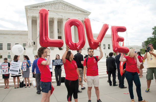 Podporniki (spredaj) in nasprotniki (zadaj) porok istospolno usmerjenih pred stavbo ameriškega vrhovnega sodišča  