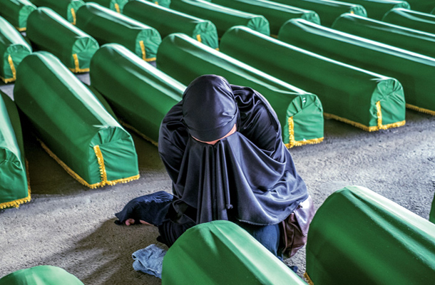 Leta 1995 so bosanski Srbi v Srebrenici ubili več kot 8000 muslimanskih dečkov in mož 