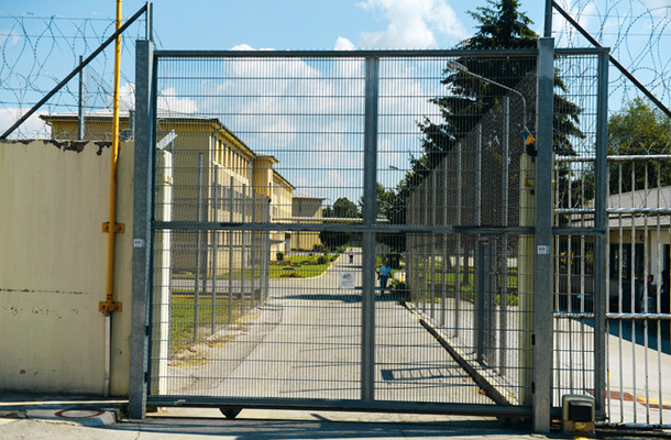 Je primerno, da v Sloveniji še vedno nismo odpravili na hitro uvedene kazni dosmrtnega zapora? 