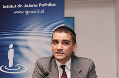 Bernard Brščič je najvidnejši predstavnik Inštituta Jožeta Pučnika, ki je tesno povezan s SDS. Brščič je tudi najglasnejši slovenski častilec ideje o vsemogočnih mehanizmih trga.