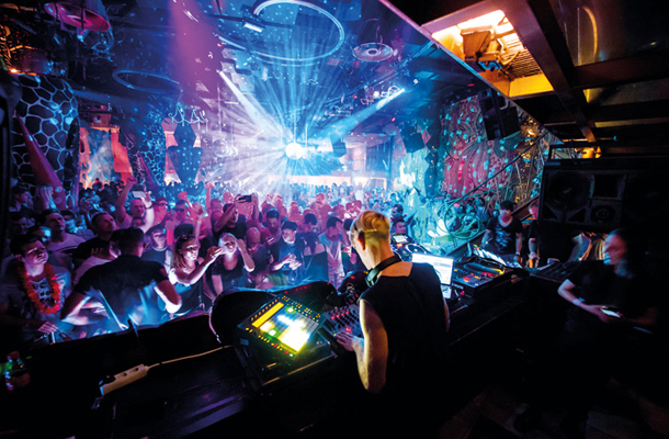 Richie Hawtin je s svojim setom ustvaril vzdušje, ki je vredno najboljših ibiških klubov