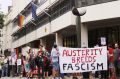 »Varčevanje goji fašizem«: Demonstracije pred nemškim veleposlaništvom v Londonu, 15.julij