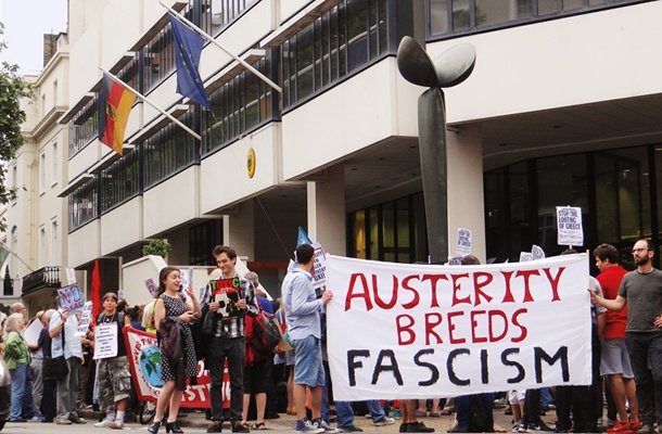 »Varčevanje goji fašizem«: Demonstracije pred nemškim veleposlaništvom v Londonu, 15.julij