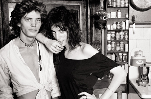 Velika ljubezen in prijateljstvo: fotograf Robert Mapplethorpe in glasbenica Patty Smith v slovitem hotelu Chelsea, kjer so takrat živeli verjetno najimenitnejši predstavniki newyorške umetniške in glasbene srenje