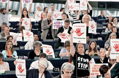 “Moj poslanski sedež ni naprodaj” Italijanska evroposlanka Eleonora Forenza med zasedanjem evropskega parlamenta 9. julija