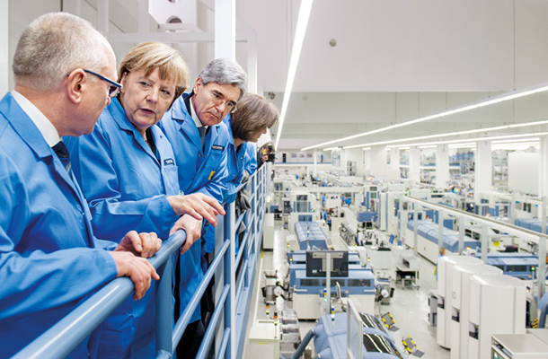Siemensova »inteligentna« tovarna v bavarskem mestu Amberg. Stroji in računalniki opravijo 75 odstotkov dela. Kakovost izdelkov je 99,9988-odstotna.