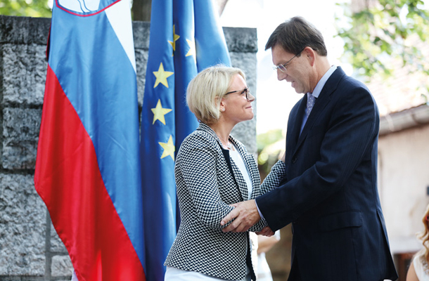 Veselje ministrice Anje Kopač Mrak in premiera Mira Cerarja ob odpisu dolgov