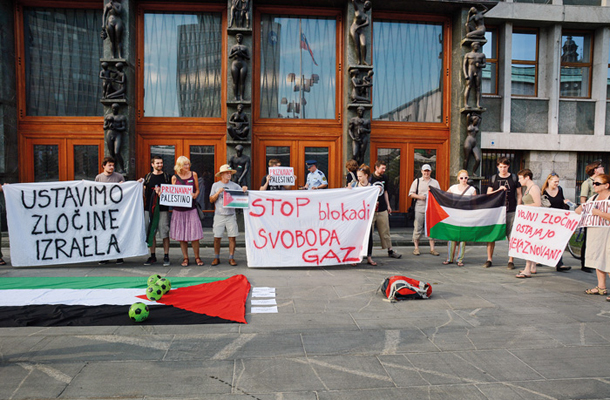 Protest društva Humanitas pred državnim zborom ob obletnici lanskoletnega izraelskega obstreljevanja Gaze, v katerem je umrlo 2300 Palestincev 