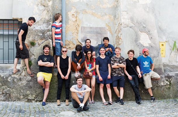 Del mlade ekipe »fotopuba« z nekaj obiskovalci na lanski, prvi preizkušnji