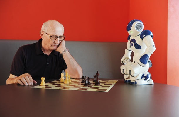 Dr. Ivan Bratko meni, da je umetno inteligenco že danes mogoče zlorabiti za prevzem oblasti.