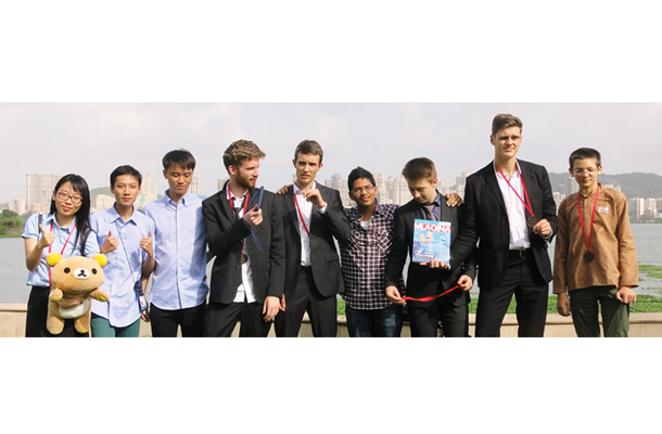Pet zgodovinskih slovenskih bronastih medalj in ekipa Macaa, fizikalna olimpijada (46. IphO), Mumbaj, Indija / Foto Prostovoljka