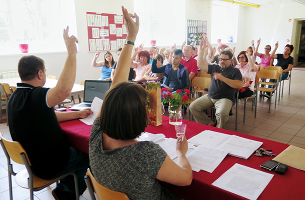 Plačna skupina J je sindikat ustanovila 9. julija na Osnovni šoli Franceta Prešerna v Mariboru. Gre za delavce v »spremljevalnih« oziroma »podpornih« poklicih, ki pogosto dobijo minimalno plačo tudi po tem, ko večkrat napredujejo. 