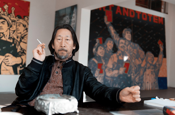 Slikar Wang Guangyi z nepogrešljivo cigareto v roki v svojem ateljeju na robu Pekinga