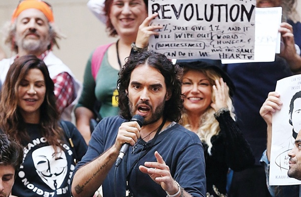 Russel Brand, komik, ekscentrik, zvezda, bivši alkič in narkič, si je postavil preprosto vprašanje, kako je mogoče, da kapitalizem ne deluje. In ugotovil, da preprosto ne more delovati, vsaj tako, da bi bil pravičen, ne.