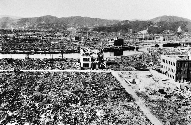Ena sama bomba – uranova, alias »Deček« – je v mestu z 245.000 prebivalci pobila več kot 100.000 ljudi, še 100.000 jih je poškodovala, uničila je 60.000 stavb (od 90.000), njena temperatura na tleh je dosegla 6000 stopinj Celzija.