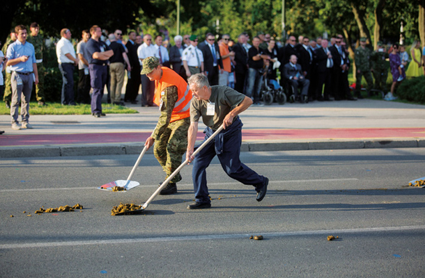 Čistilna enota na vojaški paradi v Zagrebu