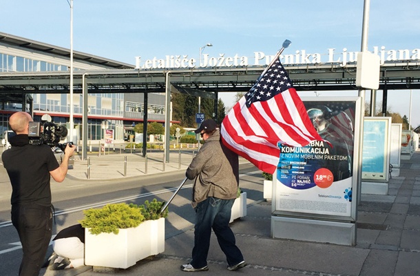 Ob odhodu je v slovensko zemljo zapičil ameriško zastavo. »Vzeli smo, kar potrebujemo,« je dejal. 