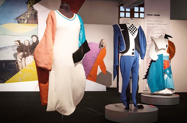 Rekonstrukcije Černigojevih kostumov iz leta 1926 je za razstavo pripravila Bjanka A. Ursulov.