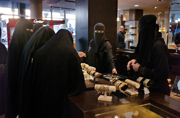 Ženske v Saudski Arabiji naj bi sedaj volile, že nekaj let lahko »celo« delajo v trgovinah, avtomobilov pa še vedno ne smejo voziti