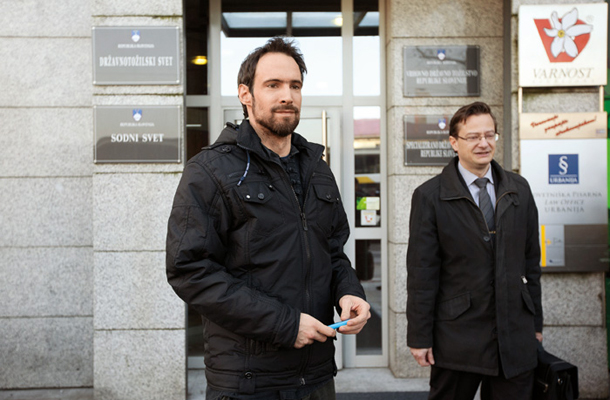 Novinar Erik Valenčič po zaslišanju na tožilstvu zaradi domnevno spornih informacij, ki jih je objavil v oddaji Koalicija sovraštva. Tožilstvo je kasneje od pregona odstopilo.