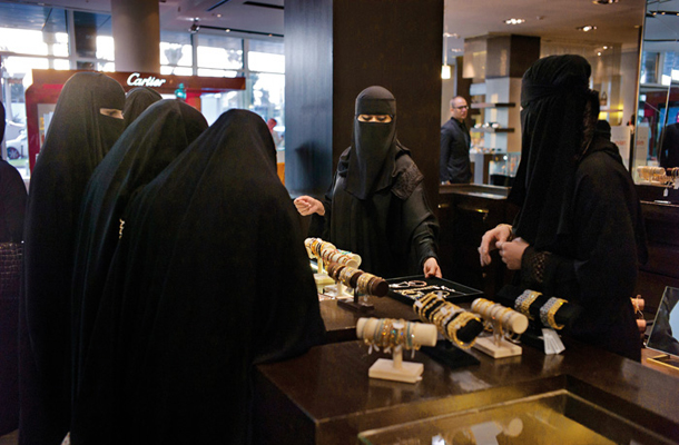 Ženske v Saudski Arabiji naj bi sedaj volile, že nekaj let lahko »celo« delajo v trgovinah, avtomobilov pa še vedno ne smejo voziti 