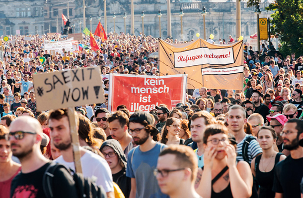 Dobrodošli begunci! Demonstracije proti nasilju nad begunci v Dresdenu