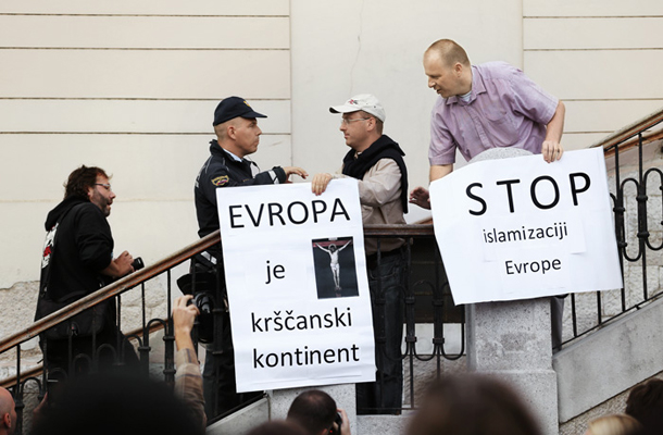 Protestnika na shodu Dobrodošli begunci v Ljubljani