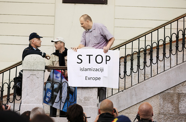Protestnika na shodu Dobrodošli begunci v Ljubljani