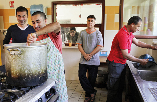 Tahir, ki je bil v Pakistanu chef de cuisine v hotelu s petimi zvezdicami, pripravlja kosilo v večnamenskem središču Sklada Mitje Čuka na Opčinah pri Trstu