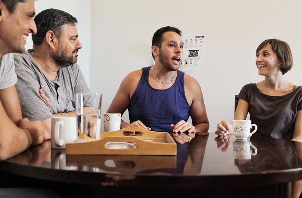 Satar, Šah in Safi v pogovoru s socialno delavko Atene Tomassini v stanovanju, ki ga je zanje najel konzorcij ICS