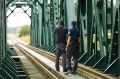 Železniški most na reki Muri, ki povezuje Hrvaško in Slovenijo. Čez njega, tako policisti, bodo morda v Slovenijo prišle nove skupine beguncev.  Zato ga policisti poostreno nadzirajo.