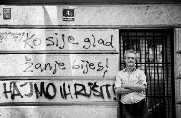 Darko Rundek pred grafitom »Kdor seje lakoto, žanje bes! Zrušimo jih!«