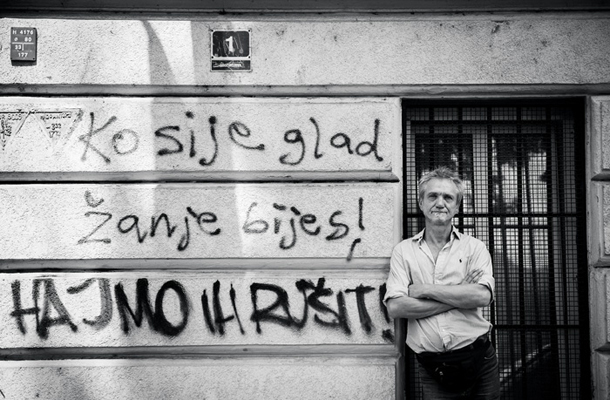 Darko Rundek pred grafitom »Kdor seje lakoto, žanje bes! Zrušimo jih!«