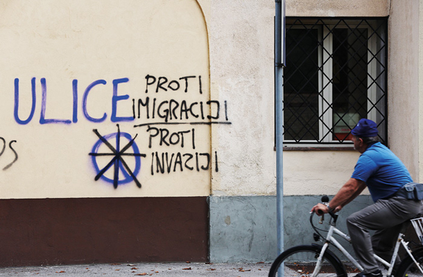 Evropa, ki naj bi begunce zavarovala pred grozotami pekla, pred katerim bežijo, jih bo morala očitno zavarovati tudi pred sabo (na fotografiji eden izmed sovražnih grafitov v Ljubljani) 