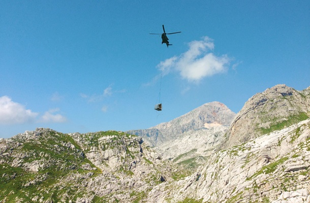 Montaža bivaka je potekala ob pomoči helikopterja