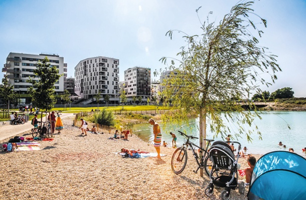 Ob umetnem jezeru v središču nastajajočega naselja so se poleti že pojavili prvi kopalci