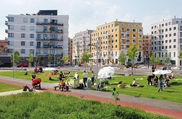 Druženje novih stanovalcev v parku v sicer gosto pozidanem naselju na »evropski dan sosedov«