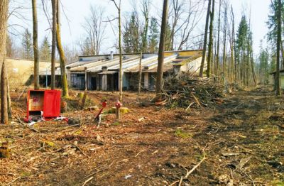 Nekdanja smodnišnica v Kamniku. Zemljišče, opremljeno z vso infrastrukturo, in tudi povsem uporabni objekti so prepuščeni propadanju, tako kot še številna druga nekdanja industrijska območja 