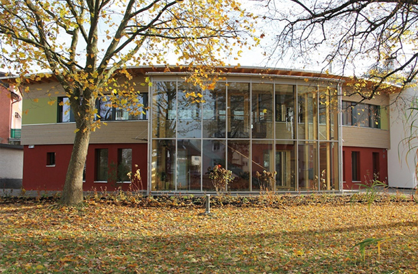 Primer dobre prakse je stavba Inštituta za biologijo gradnje in trajnostni razvoj na Bavarskem v Nemčiji, ki je dosledno zgrajena po merilih trajnosti – varčno, zdravo in z nizkim okoljskim odtisom