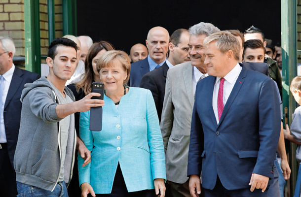 Selfi z beguncem med obiskem azilnega doma v Berlinu 