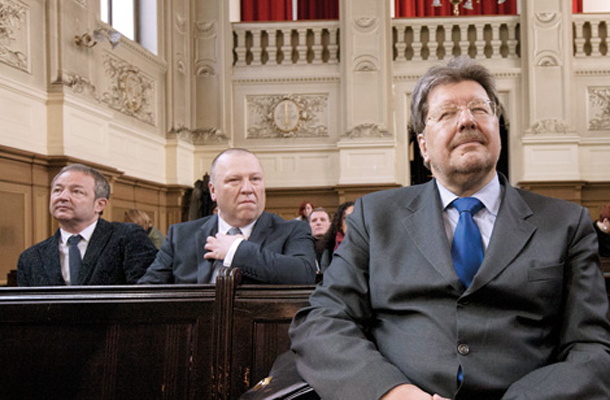 Nekdanji direktor Istrabenza Igor Bavčar, ki bo po sodbi vrhovnega sodišča deležen ponovnega sojenja, in njegov sodelavec v zločinu Bahtijar Bajrović (skrajno levo), ki ga je pomilostil kar predsednik republike 