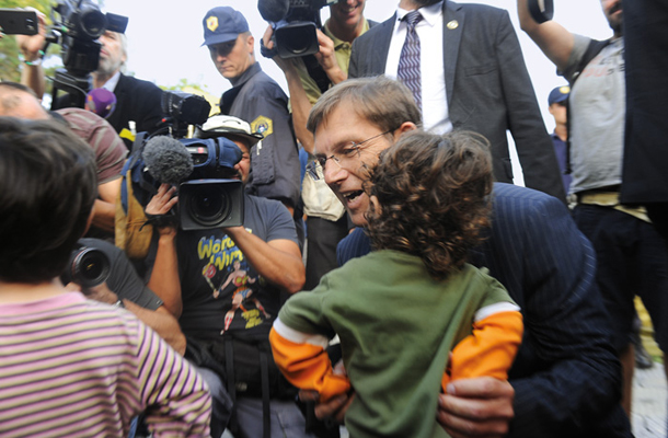 Foto tedna: Obisk predsednika vlade Mira Cerarja v zbirnem centru za begunce v Brežicah, 19. september 2015 