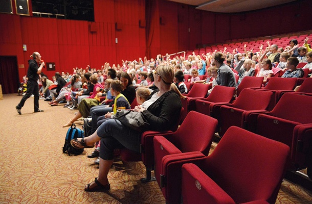 Filmska vzgoja na zaključenih projekcijah za šolarje kot del spremljevalnega programa festivala