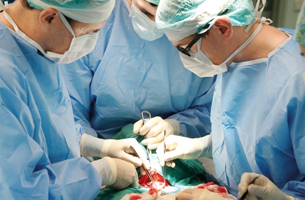 Operacija na Onkološkem inštitutu v Ljubljani (slika je simbolična)