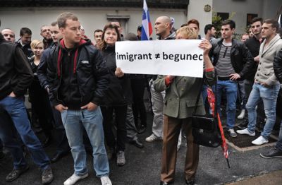 Primer 2: Tudi matematika se tepe z domoljubjem: priseljenec (imigrant) ni enak beguncu. Rešitev je s stališča krvi in zemlje absolutno napačna. Oba sta enaka in oba sta tujca.