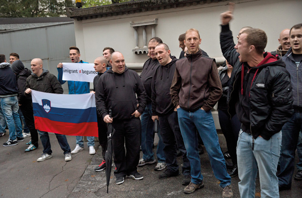 Protestni shod Slovenija zavaruj meje pred poslopjem slovenske vlade 25. septembra 