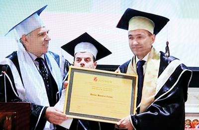 Janez Janša ob podelitvi častnega doktorata na poslovni šoli Universum College v Prištini 