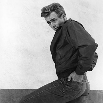 James Dean ni bil rojen za življenje, ampak za film. Ni izgledal kot zvezdniški material. Bil je nevpadljiv. In na rami ni imel mačke. Vsaj ne vedno. Toda ko se je prikazal na platnu, ni več potreboval mačke – film ga je razsvetlil, glorificiral, beatificiral.