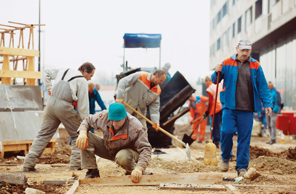Največ izkoriščenih delavcev v Sloveniji prihaja iz gradbeništva (fotografija je simbolična, na njej delavci propadlega Vegrada) 